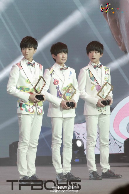 昨晚微博之夜中，#TFBOYS#三人身着以自闭症儿童绘画设计的正装亮相红毯，希望能以这种方式号召大家关注身边需要关爱的群体。当晚获得的年度公益贡献奖，也是对TFBOYS过去一年参与各种公益的最好肯定。在2015年，TFBOYS愿继续以身作则，参与更多公益事业，也希望能够影响更多人投身到公益活动中来。