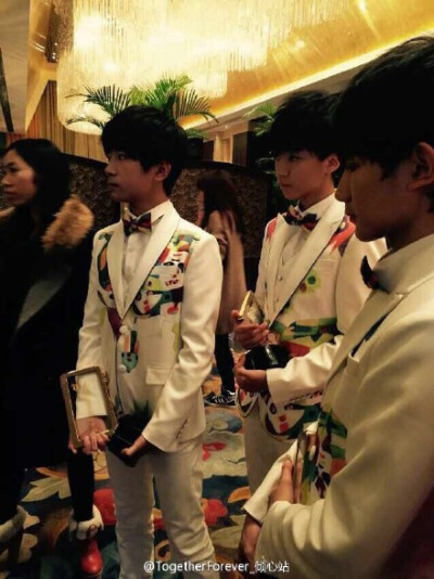 #TFBOYS# 三只在后台非常有礼貌，见到每个人都会鞠躬打招呼 谦逊乖巧懂事的你们，一直是我们的骄傲 #初见千凯源，倾心复十年#