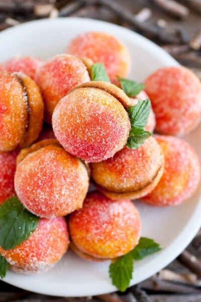 Peach macaroons that look like real peaches!