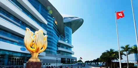 香港会议展览中心（Hong Kong Convention and Exhibition Center） 位于湾仔海旁的香港会议展览中心（Hong Kong Convention and Exhibition Center）外貌雄伟，由两座建筑物组成。旧翼於1988年落成，新翼则於1997年扩建而成。新翼外形以流线形上盖为设计重心，犹如大鹏展翅，成了湾仔海旁的标记。香港会议展览中心是国际大型会议及展览会的首选场地。