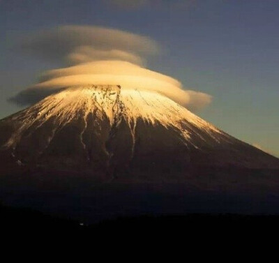 日本富士山山顶出现了一个奇特的环绕云，好像戴上一顶帽子，好神奇好美~