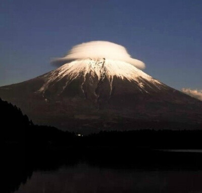 日本富士山山顶出现了一个奇特的环绕云，好像戴上一顶帽子，好神奇好美~