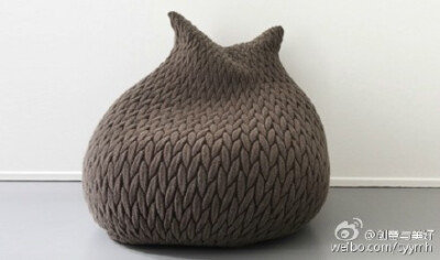 这是波兰设计师Aleksandra Gaca的作品，柔软的slumber pouf，有种一坐下去就舒服的起不来的感觉，不过真不知道中文该叫什么呢，羊毛蒲团？