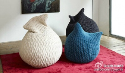 这是波兰设计师Aleksandra Gaca的作品，柔软的slumber pouf，有种一坐下去就舒服的起不来的感觉，不过真不知道中文该叫什么呢，羊毛蒲团？