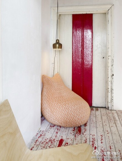 这是波兰设计师Aleksandra Gaca的作品，柔软的slumber pouf，有种一坐下去就舒服的起不来的感觉，不过真不知道中文该叫什么呢，羊毛蒲团？