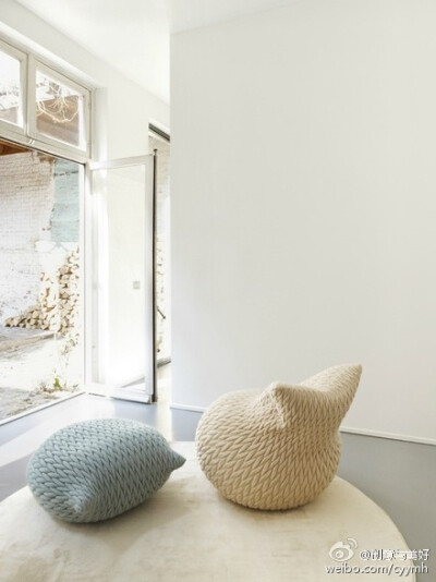 这是波兰设计师Aleksandra Gaca的作品，柔软的slumber pouf，有种一坐下去就舒服的起不来的感觉，不过真不知道中文该叫什么呢，羊毛蒲团？