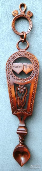 lovespoons（威尔士爱勺）作为求婚信物是不是要比简单买一颗钻戒来的真诚！勺柄上的图案都是有着特定的意义的，心、车轮、马蹄铁、花、太阳都代表什么意思？自己去寻找答案吧！O网页链接