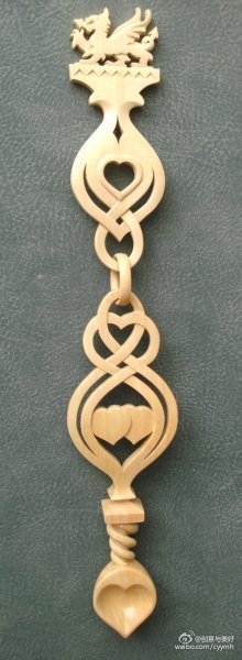 lovespoons（威尔士爱勺）作为求婚信物是不是要比简单买一颗钻戒来的真诚！勺柄上的图案都是有着特定的意义的，心、车轮、马蹄铁、花、太阳都代表什么意思？自己去寻找答案吧！O网页链接