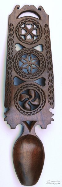 lovespoons（威尔士爱勺）作为求婚信物是不是要比简单买一颗钻戒来的真诚！勺柄上的图案都是有着特定的意义的，心、车轮、马蹄铁、花、太阳都代表什么意思？自己去寻找答案吧！O网页链接