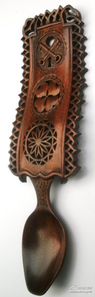 lovespoons（威尔士爱勺）作为求婚信物是不是要比简单买一颗钻戒来的真诚！勺柄上的图案都是有着特定的意义的，心、车轮、马蹄铁、花、太阳都代表什么意思？自己去寻找答案吧！O网页链接