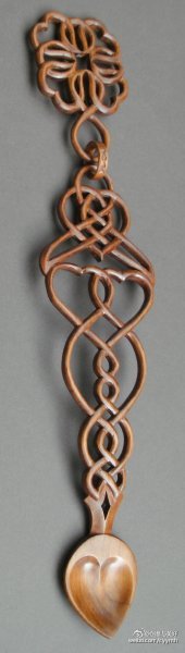 lovespoons（威尔士爱勺）作为求婚信物是不是要比简单买一颗钻戒来的真诚！勺柄上的图案都是有着特定的意义的，心、车轮、马蹄铁、花、太阳都代表什么意思？自己去寻找答案吧！O网页链接