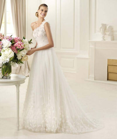 Pronovias 白色欧根纱齐地斜肩婚纱