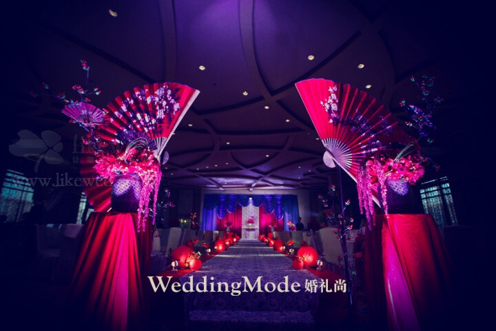 借用青花作为主要装饰元素，清新优雅，中国红则吸纳了朝阳最富生命力的元素。由此拉来了今天婚礼的序幕。