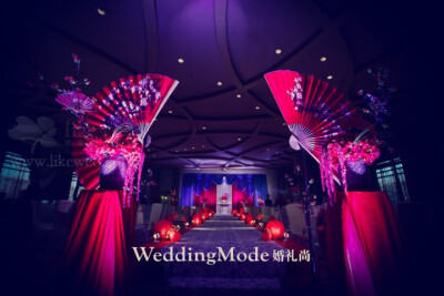 借用青花作为主要装饰元素，清新优雅，中国红则吸纳了朝阳最富生命力的元素。由此拉来了今天婚礼的序幕。