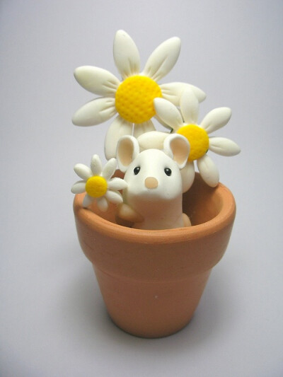 Wee Flowerpot Mouse with Daisies by QuernusCrafts, via Flickr