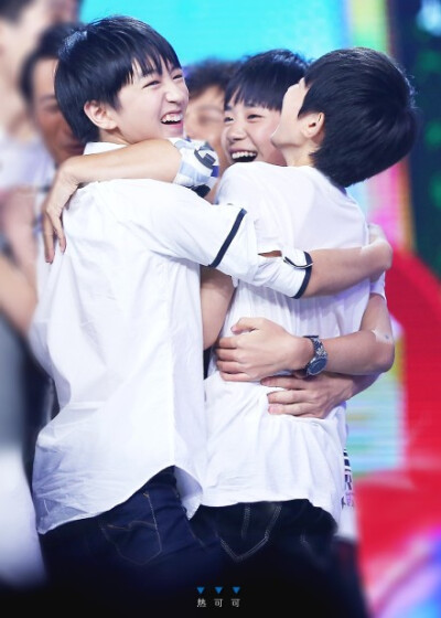 #TFBOYS快乐大本营追梦首秀# 凯源玺8P 修着三个少年的图才发现 真的这样的场面太美好太美好 没法用语言形容这种感觉 下一个十年也要一直一直在一起好吗