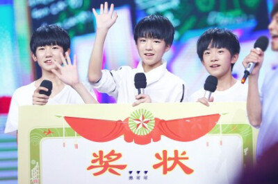 #TFBOYS快乐大本营追梦首秀# 凯源玺8P 修着三个少年的图才发现 真的这样的场面太美好太美好 没法用语言形容这种感觉 下一个十年也要一直一直在一起好吗