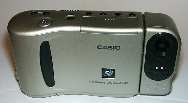 1995年 卡西欧 QV-10 卡西欧 QV-10 相机通过1.8英寸彩色 LCD 显示屏满足了人们对即时照片回放的需求，同时显示屏还可用作取景器；此前光学取景器是控制照片构图的唯一方法，LCD 屏幕还是只能显示文字的控制面板。