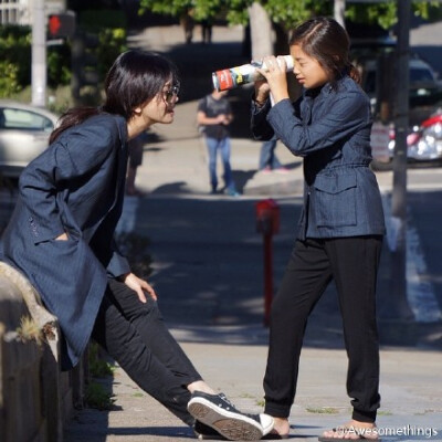 设计师Shihoshi Yokohama与女儿的母女装街拍look，母女俩都是酷酷的……