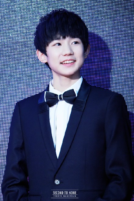 我叮咚的弹奏着童年的纯真快乐 亲爱的这时刻 有梦就大声唱歌 @TFBOYS-王源