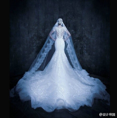 来自迪拜的Drama派高级定制婚纱品牌Michael Cinco，浮夸华丽的魔幻风格，夸张的裙摆和精雕细琢的背部装饰，让人惊艳