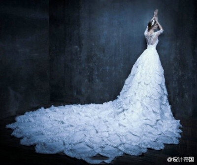 来自迪拜的Drama派高级定制婚纱品牌Michael Cinco，浮夸华丽的魔幻风格，夸张的裙摆和精雕细琢的背部装饰，让人惊艳