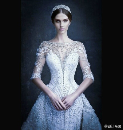 来自迪拜的Drama派高级定制婚纱品牌Michael Cinco，浮夸华丽的魔幻风格，夸张的裙摆和精雕细琢的背部装饰，让人惊艳