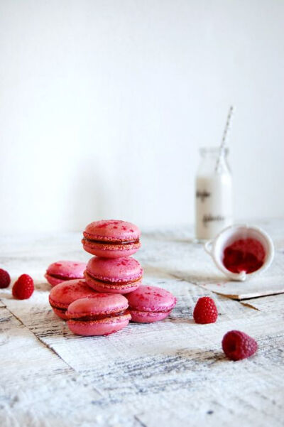 raspberry macarons with raspberry curd filling