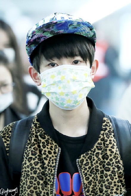 {20150125} 重庆机场 王源 高清x3 只有你值得最好的