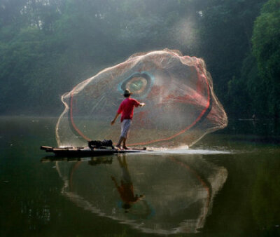 温故而让人暖心的田园记忆，来自摄影师Dewan Irawan的作品。骑在牛背上睡觉，在夏天的小溪里抓小鱼，跑到山上吃乌饭，听爷爷讲后山一只吊死猫的故事，早晨乡间的花田里，藏着泥鳅八哥和金龟草人的故事。