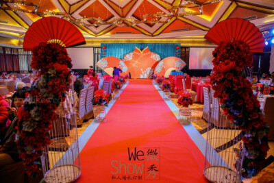 一场浓郁的中国风。策划师运用传统大红色为主题颜色，配以灯笼、流苏，字画等元素，营造了一个充满诗意的中式婚礼。