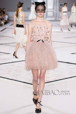 2015春夏巴黎高级定制时装周詹巴迪斯塔·瓦利 (Giambattista Valli) 秀场