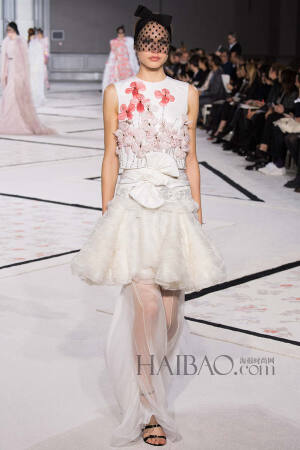 2015春夏巴黎高级定制时装周詹巴迪斯塔·瓦利 (Giambattista Valli) 秀场