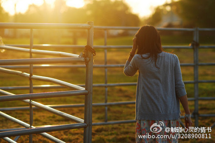 如果别人惹了你，并不需要去报复。因为智商差是这世上最远的距离，别人做一件极坏的事，你跟着做，就等于把自己也拉低到同样层级。当有人和你过不去时，请远离小人，保持平静的心情。不要生气，但更不要记得。对付一个人最狠的办法，不是教训他，而是从记忆里删除他。