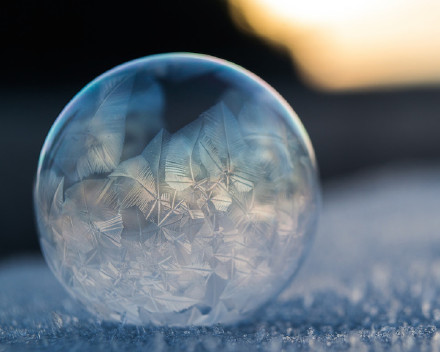 冰雪中的泡泡梦幻凝结过程（GIF动图）当泡泡处于气温零下时，每个泡泡都会逐渐形成独特的花纹。| 美国华盛顿摄影师Angela Kelly