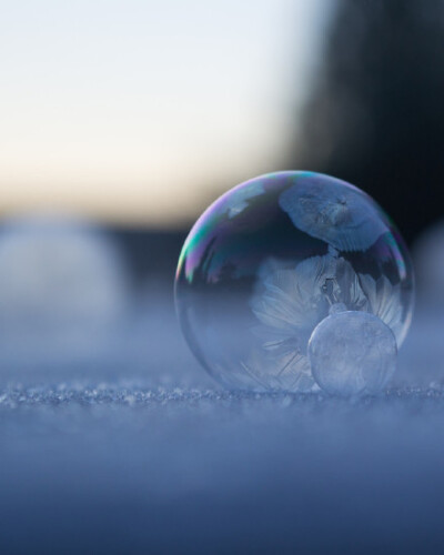 冰雪中的泡泡梦幻凝结过程（GIF动图）当泡泡处于气温零下时，每个泡泡都会逐渐形成独特的花纹。| 美国华盛顿摄影师Angela Kelly