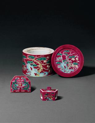 明代宣德皇帝以热衷促织之戏名闻后世，在明代官窑瓷器中，亦有书写宣德、隆庆或万历款识的蟋蟀罐传世，为当时帝王喜好畜豢秋虫之确证。清代宫廷虽沿袭此一遗风，惟迄今未见书写款识之官窑虫具，仅故宫博物院藏有清同…