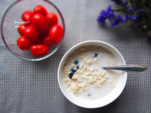 椰汁燕麦粥的做法   把椰汁倒进锅里文火煮热。边煮边搅拌。 椰汁沸腾时加入燕麦片和葡萄干。半分钟煮熟即可。 煮好的粥倒进碗里，加小麦胚芽。