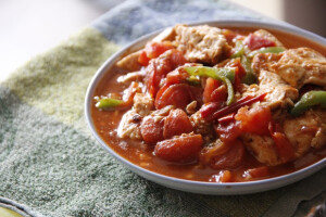 食材洗干净，番茄切粒，豆腐切三角，青椒切丝。 锅里放油，小火烧热，放入切好的豆腐，两面翻煎至浅焦黄，盛入盘子。 煎豆腐剩下的油烧热，放入番茄粒，加入一些盐和水，炒至出汁，加入番茄酱。 倒入煎好的豆腐，翻炒一下，放入青椒丝。 加入水淀粉勾芡，汤汁滚起、稍显稠密起锅装盘。 小贴士：想要甜一些的可以加一点点冰糖或者红糖。不要过量，否则会显腻~