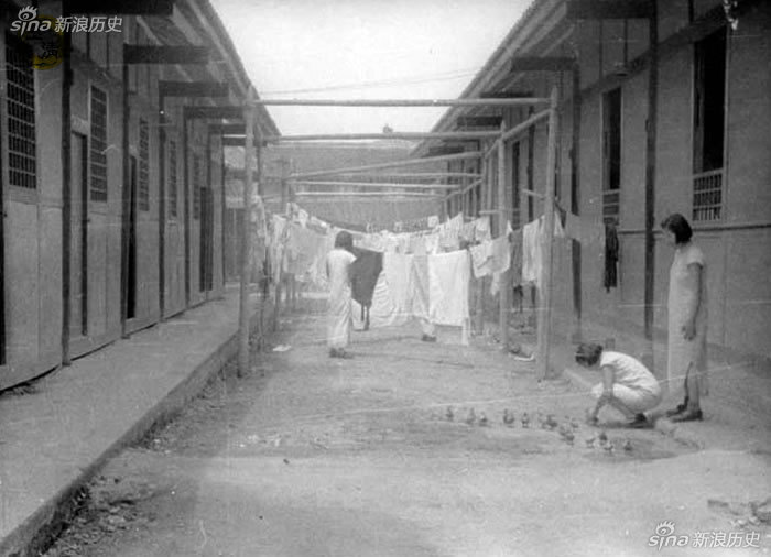 1942年齐鲁大学的宿舍外晾晒的衣服和养的小鸡。