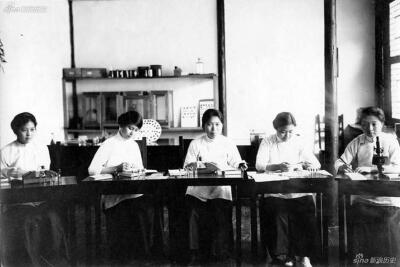 金陵女子大学从1919年到1951年的32年间，毕业人数为999人，人称“999朵玫瑰”。