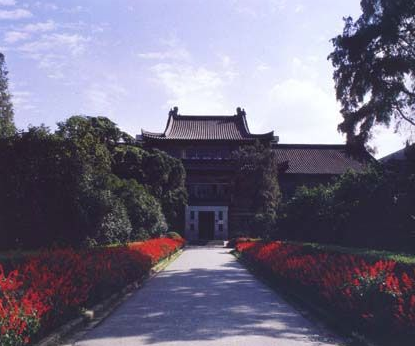 南京大学 南京大学图书馆前身为1902年建立的三江师范学堂藏书楼，1915年改为高等师范图书馆，1928年改称中央大学图书馆，1949年5月改为南京大学图书馆。国内著名图书馆学家刘国钧、李小缘、施廷镛和国学大师胡小石先生等人先后主持过馆务