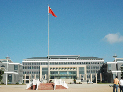 云南中医学院图书馆 云南中医学院图书馆成立于1961年，2009年再次随学院搬迁进入呈贡新校区，现位于呈贡新校中心位置20767平米的翰墨楼内，软硬件环境得到了根本改善，有5个藏、借、阅一体的阅览自修室，2个电子阅览…