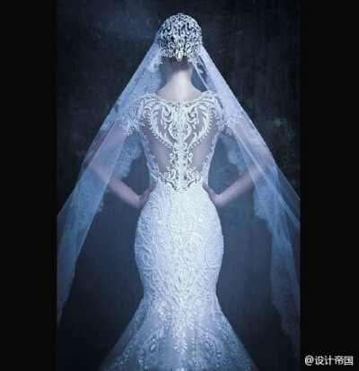 置顶 来自迪拜的Drama派高级定制婚纱品牌Michael Cinco，浮夸华丽的魔幻风格，夸张的裙摆和精雕细琢的背部装饰，让人惊艳
