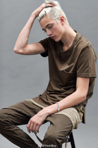 #午间男友# 上个月男装周最红的银发小鲜Lucky Blue Smith，16岁，身长1米9，做模特之余，他还和三个姐姐（有两个身高1米78，同样也是模特，同样美炸）一起组了个乐队，Lucky负责打鼓，酷成这样，还有没有人管了，谁…