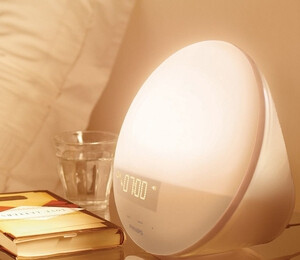 用似阳光的温柔唤醒你。飞利浦自然唤醒灯