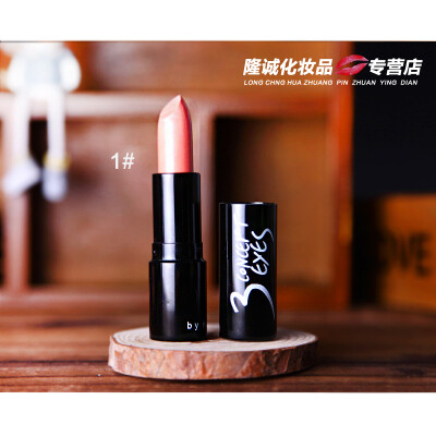 最近迷上了口红，挑来挑去看了很多家，都不敢下手，最后还是看中了3CE的，这款口红买的人超多，到手之后觉得口红比较水润，用在嘴上不用润唇膏打底就可以了~颜色很正，和商家描述里的一样，我选择了胭脂红08号，这个颜色比较适合日常妆，看上去很有气色，还有价钱太超值了~打算再入手几个~