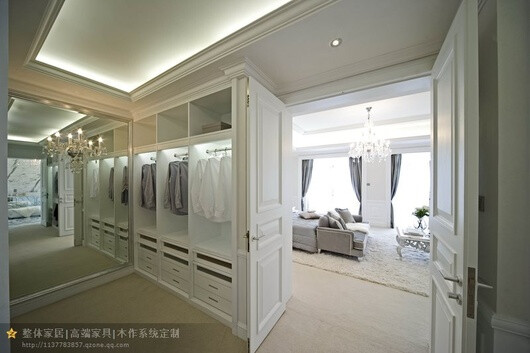 简约的一个 衣帽间项目，但实质真的不简单，就像我上午说的，经常在央视打广告的那几个流水一样生产的家居公司是定制不了这样的项目的，