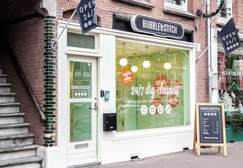 一种新鲜的颜色，一个老式挂球灯栅，和大胆的简单的排版，空间保留欢迎软复古感的空间让人联想到美国自助洗衣店。(大胆的设计,分享来源:互联网)