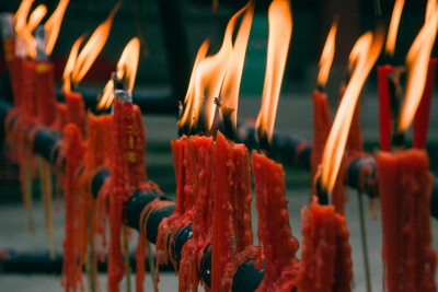 祭祖 | 年谣称：“腊月二十九，上坟请祖上大供”。春节是大节，上坟请祖仪式也就格外郑重。上坟请祖的时间，大多数地区在二十九日早晨请祖。据汉代崔寔的《四民月令》记载：“正月之朔是为正月，躬率妻孥，洁祀祖祢…